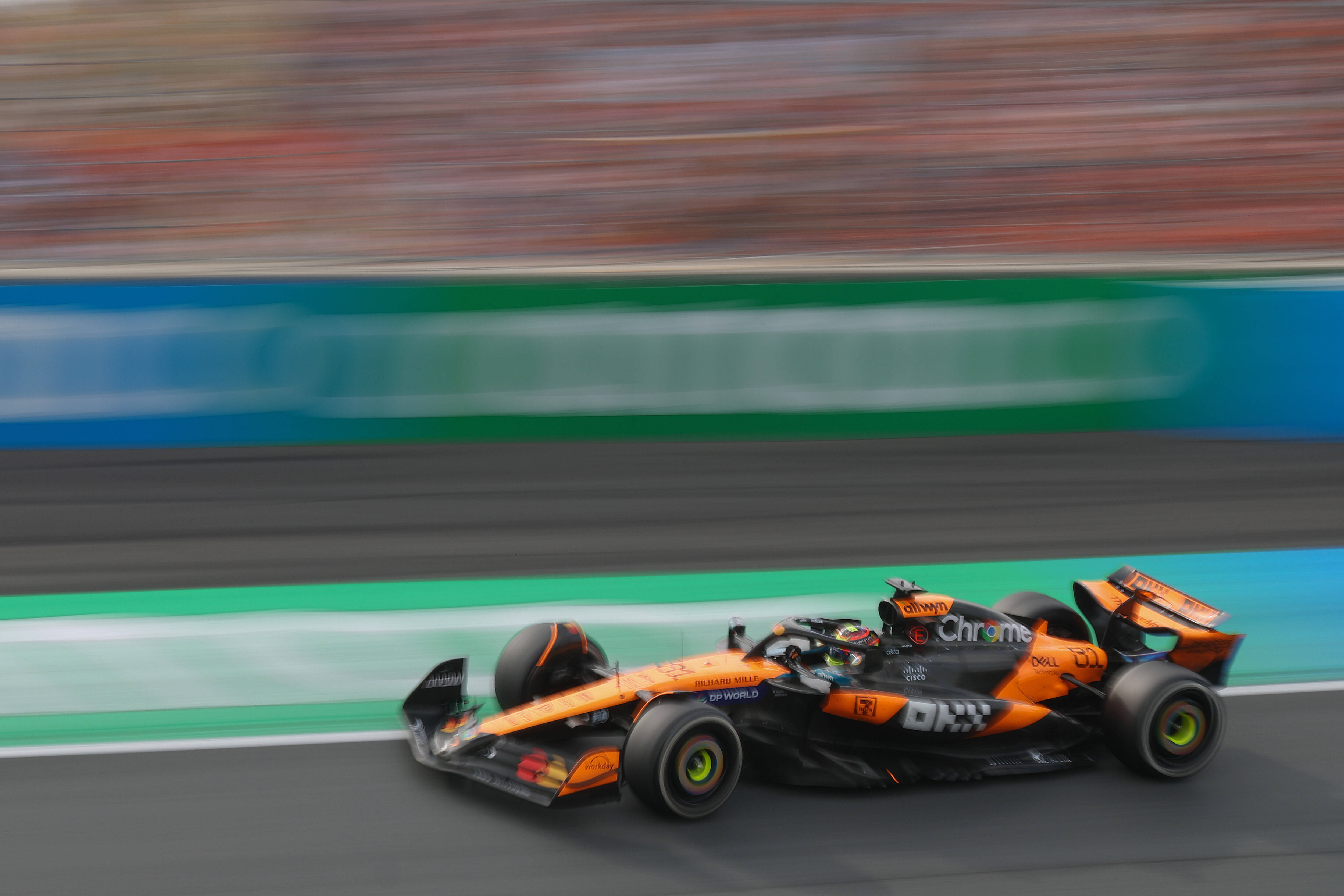 红牛车队完胜威廉姆斯，皮亚斯特里带队取胜