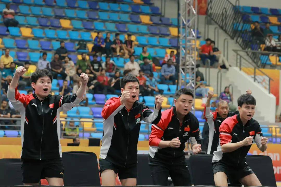 开云体育下载-中国队完胜英格兰队，王皓点燃赛场