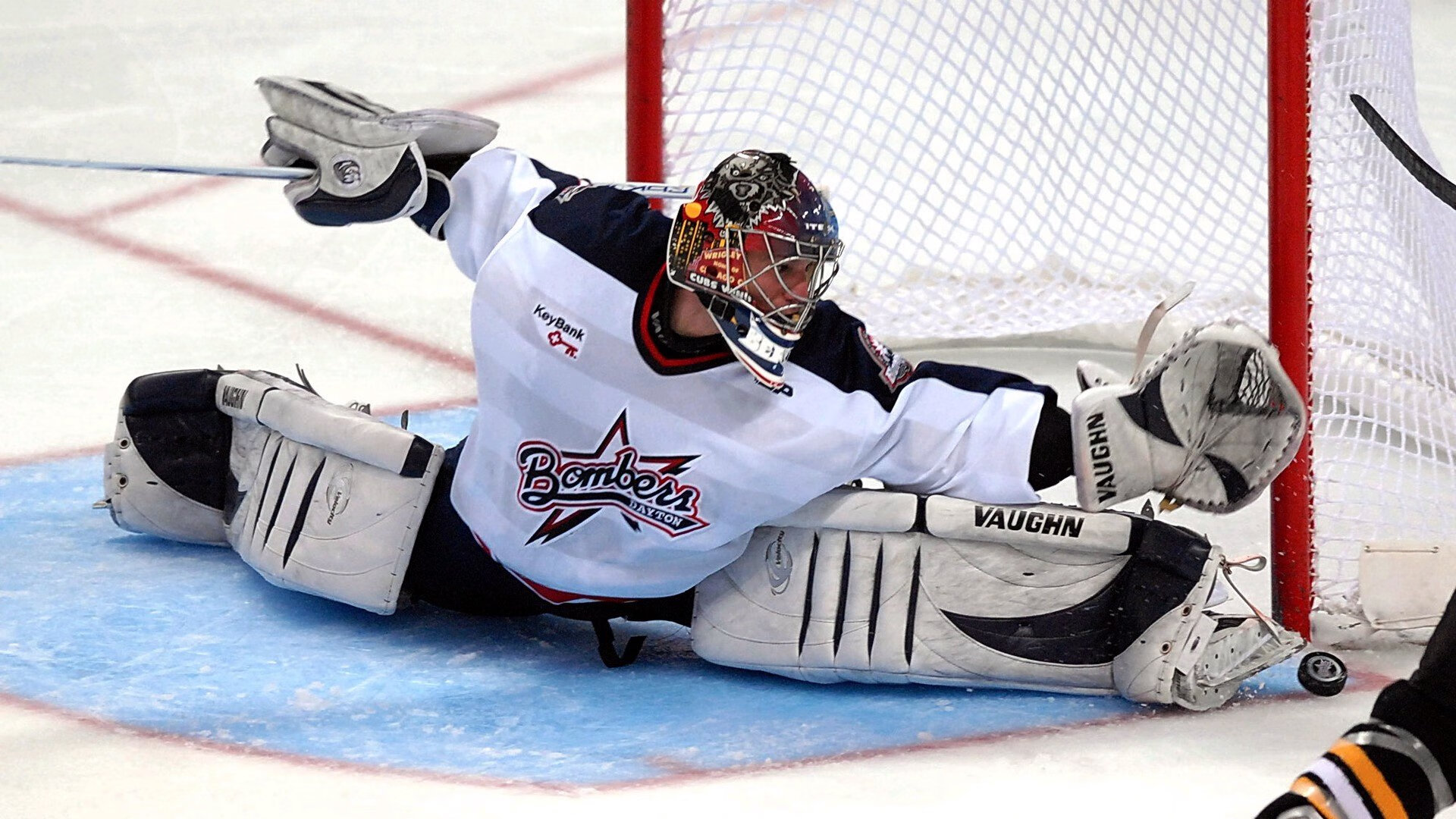 霓虹与草皮，在F1的轰鸣中，克瓦拉茨赫利亚完成寂静的加冕